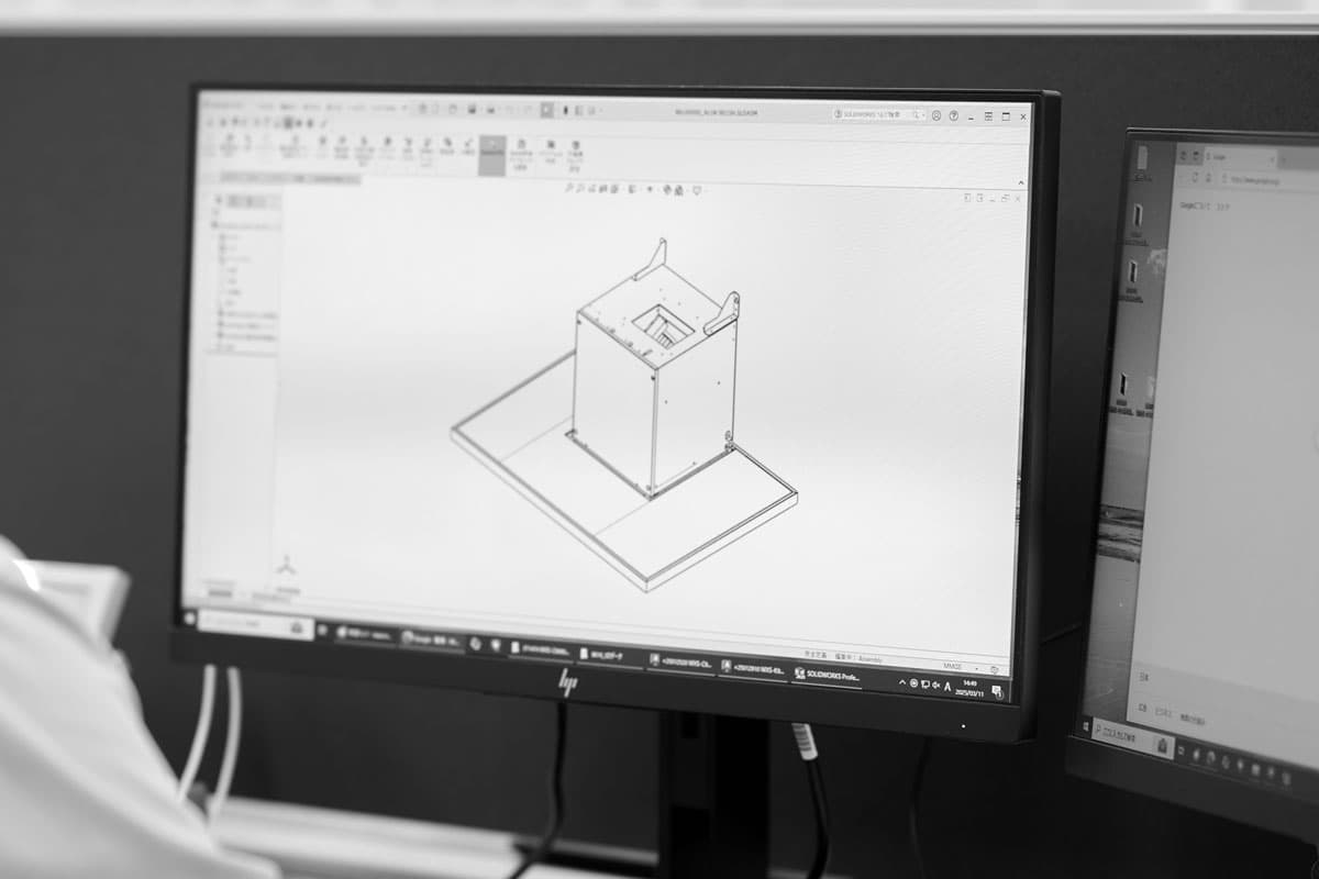 PCで設計図を作成している写真