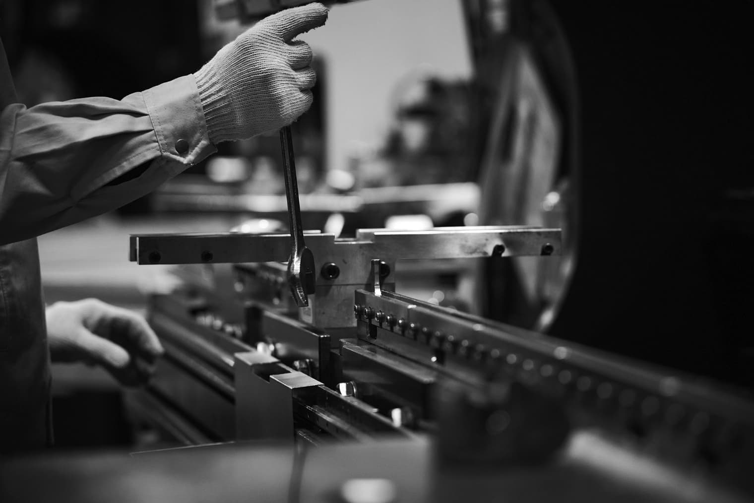 金属を加工している写真