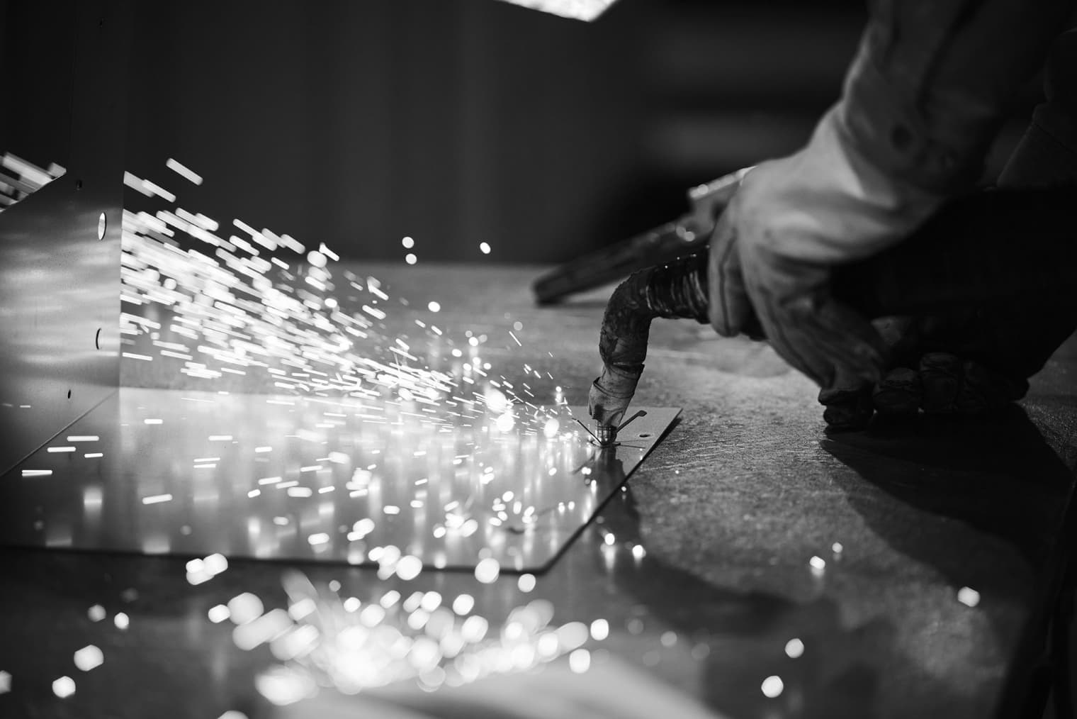 金属を加工している写真