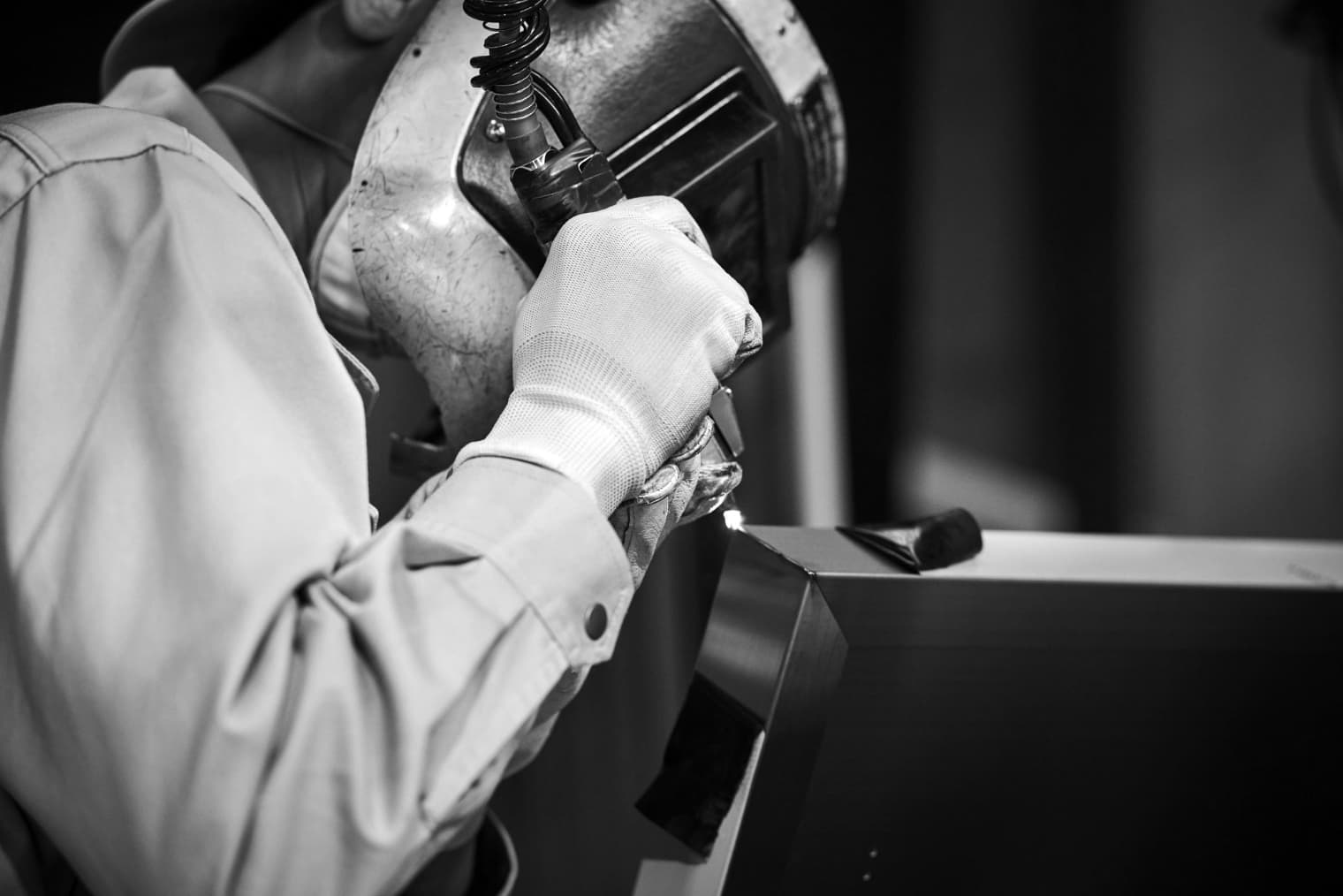 金属を加工している写真