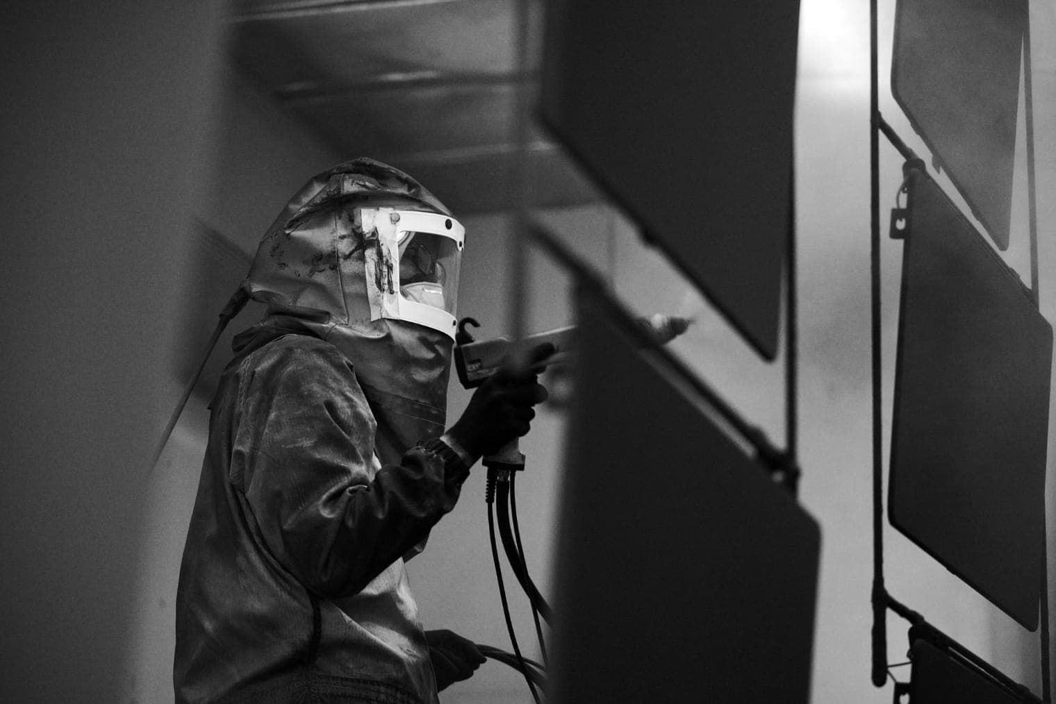 金属を加工している写真